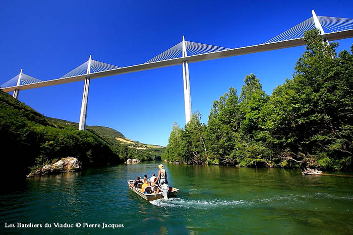   Gtes de France Midi-Pyrnes - Viaduc de Millau dans l'Aveyron.